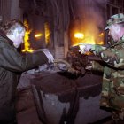 EL SECRETARIO GENERAL DE LA OTAN JAAP HOOP SCHEFFER (iz) Y EL COMANDANTE DE LA SFOR, GENERAL VIRGIL L. PARCKETT (DERECHA) DURANTE LA OPERACION DE DESTRUCCION DE ARMAS EN LA CIUDAD BOSNIA DE ZENICA, EN BOSNIA HERZEGOBINA.
 
NATO Secretary General Jaap de Hoop Scheffer (L) and Commander of SFOR, Major General Virgil L. Packett (R) visit the weapons destruction facility in the Bosnian town Zenica 70 km from Sarajevo on Thursday 15 January,