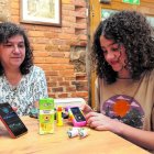 Celia Rus Reyero, con su madre María Elena Reyero.
