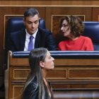 La portavoz de Junts, Míriam Nogueras, pasa ante el presidente del Gobierno, Pedro Sánchez y la vicepresidenta primera y ministra de Hacienda, María Jesús, durante el pleno que celebra este miércoles el Congreso, ante el que comparece Sánchez para informar de las últimas cumbres internacionales.