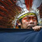 El cacique Ninawa Huni Kui participa en una manifestación que pide una Amazonia libre de petróleo y gas este jueves, en la Zona Azul de la COP30, en Belém (Brasil). EFE/ Fraga Alves