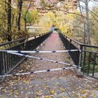 La Policía Local de León cierra pasarelas peatonales sobre el Bernesga y pasos bajo el puente ante la crecida del caudal.