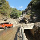 Zona donde la Diputación limpió la carretera de Peñalba, pero que volvió a verse cubierta de lodo y piedras por desprendimientos de la montaña.
