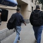 Agentes de la UCO ayer, ante la sede de que tiene Acciona en Bilbao.