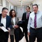 Luis Mariano Santos, portavoz de la UPL, ayer, con el consejero Carriedo.