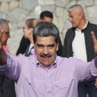 - El presidente de Venezuela, Nicolás Maduro, saluda a simpatizantes durante la Gran Marcha de la juventud comunera este jueves, en Caracas (Venezuela). Maduro denunció que en Estados Unidos "persiguen, golpean, desaparecen y torturan" a jóvenes migrantes del país suramericano, a quienes luego, dijo, "expulsan a patadas".