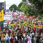 Participantes en la Marcha Global por el Clima, en protesta por la defensa de los bosques, los derechos territoriales indígenas y la responsabilidad climática global este sábado, en Belém (Brasil).