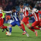 Borja Valle controla el balón rodeado de contrarios del CD Lugo.