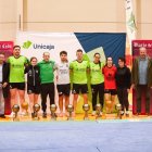 Foto de familia de los luchadores y luchadoras que se llevaron el triunfo en sus categorías y los dos supercampeones, organizadores, autoridades y federativos.