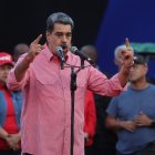 Maduro cantó la emblemática canción 'Imagine' de Lennon en el acto en Caracas.