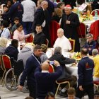 El Papa, en el centro de la mesa durante la comida.