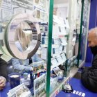 Un cliente compra sus décimos de Lotería de Navidad en León.