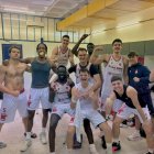 Celebración por el triunfo en el vestuario.