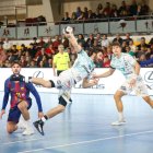 Rodrigo Pérez, capitán del Abanca Ademar, logró que su equipo diera un paso al frente contra el Barcelona en la segunda parte del encuentro.