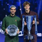 Alcaraz y Sinner con sus trofeos, como subcampeón y campeón de las Finales ATP.