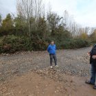 Daniel Franco (de azul), edil y presidente de la Asociación Berciana de Agricultores, y el alcalde Raúl Valcarce en la Olga.
