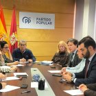 Un instante durante la reunión de con colectivos sociales