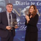 El neurocirujano Antonio Luis Mostaza Saavedra recogió el premio Innova 2025 de manos de Adriana Ulibarri.