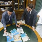 Archivo - El presidente de la Diputación de Almería, Javier Aureliano García, y el diputado provincial de Turismo, Fernando Giménez.