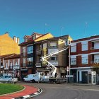 Un vehículo coloca las nuevas luminarias en Astorga.