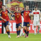 Oyarzabal, derecha, tras lograr el segundo gol de España en el último partido de la fase de grupos para el Mundial ante Turquía.