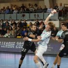 Lindqvist sufre los rigores de la defensa del Partizán. Eso no impidió a los leoneses salirse con la suya y ganar con solvencia.