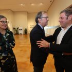 El director general de Turismo saluda al teniente de alcalde de Ponferrada al comienzo de la jornada en la Térmica Cultural.