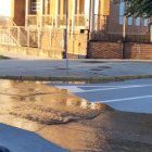 Reventón en una calle del barrio de Fuentesnuevas, en Ponferrada.