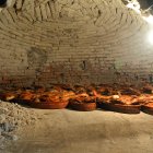 La esencia de la cocina castellana comienza aquí: horno de leña, barro y fuego lento como lenguaje universal del sabor.