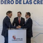 El presidente de la Junta de Castilla y León, Alfonso Fernández Mañueco, firma el protocolo de colaboración con el Ayuntamiento de Salamanca y la Universidad, para el desarrollo de un Distrito Tecnológico, ayer.