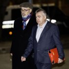 El ex secretario de Organización del PSOE Santos Cerdán, junto a su abogado Jacobo Teijelo ha salido pasadas las 19:15 horas de este miércoles de la cárcel de Soto del Real (Madrid).