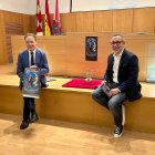 Juan Mayorga, que posa con el cartel del Festival de esta edición y Carlos Cortina.