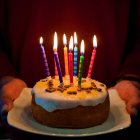 Un cumpleaños con tarta y velas, pero sin cuelga: la tradición leonesa aporta un giro más emotivo y visual a este tipo de celebraciones.