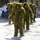 Hombres ataviados de musgo en una celebración tradicional en Béjar.