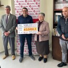 Momento de la entrega del cheque a Cáritas Astorga.