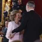 El rey Felipe impone el Toisón de Oro a su madre la reina Sofía.