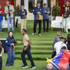 Nicolás Maduro observa a una pareja bailando.