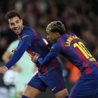 El delantero del Barcelona Ferrán Torres (i) celebra con su compañero Lamine Yamal su segundo gol, cuarto de su equipo, durante el partido de LaLiga entre el Barcelona y el Athletic Club, este sábado en el Camp Nou. EFE/ Siu Wu