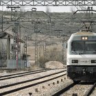 Paso de un tren por la vía de León a Ponferrada.