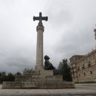 Un homenaje a los peregrinos a su paso por León frente a San Marcos.