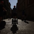 Personas en patinete por el centro de Madrid.