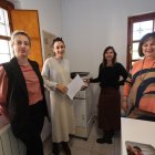 La presidenta (derecha), con la psicólogas y la trabajadora social de la asociación.