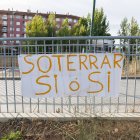 Una de las pancartas reivindicativas del puente de Trobajo del Camino