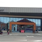 Frontal d ela estación provisional de tren de Adif en León