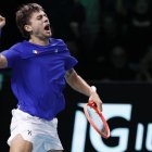 El italiano Flavio Cobolli celebra un punto ante el español Jaume Munar durnate el segundo partido de la final de la Copa Davis disputada en el Fiere Exhibition Centre de Bolonia, Italia. EFE/EPA/SERENA CAMPANINI.