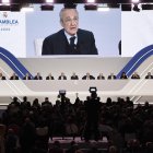 El presidente del Real Madrid, Florentino Pérez, en la asamblea general ordinaria del club en Madrid. Una reunión de los socios compromisarios para avanzar en el proyecto de gran cambio de su modelo societario y aprobar los datos económicos, que superan los mil millones de euros de ingresos en el último ejercicio. EFE/ Rodrigo Jiménez.