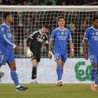 Los jugadores del Real Madrid tras el gol del Elche durante el partido de la jornada 13 de LaLiga entre el Elche CF y el Real Madrid, este domingo en el estadio Martínez Valero. EFE/Manuel Bruque.