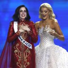 Fátima Bosch, Miss Universo 2025, toma el relevo de Miss Universe 2024 Victoria Kjaer Theilvig.