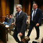 El presidente en funciones de la Diputación de Almería, Ángel Escobar (izquierda), seguido del diputado y alcalde de Tíjola (Almería), José Juan Martínez, a su llegada al pleno extraordinario.