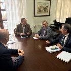 Momento de la reunión entre consejero autonómico y alcalde.
