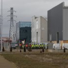 Repartidores de León a la espera de cargar las furgonetas para cubrir decenas de rutas para entregar paquetes.